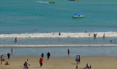 Los turistas han regresado de a poco a la playa esmeraldeña. Foto: Cortesía Atacames mi destino