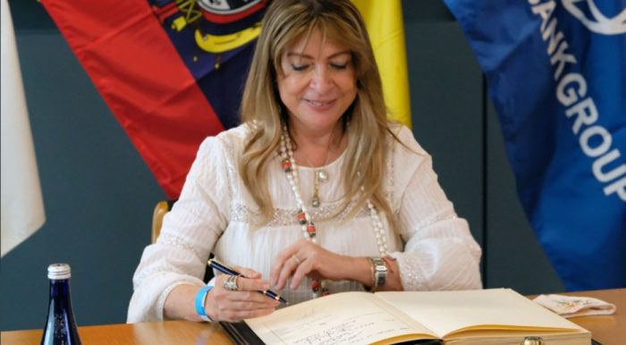 La embajadora de Ecuador en Estados Unidos, Ivonne Baki, firmó el acuerdo con el Ciadi. Foto: Twitter Icsid