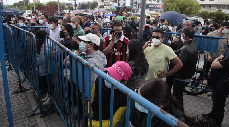 Las personas se aglomeraron en los exteriores del Bicentenario, ante la falsa convocatoria de a los abogados. Foto: Galo Paguay/ EL COMERCIO