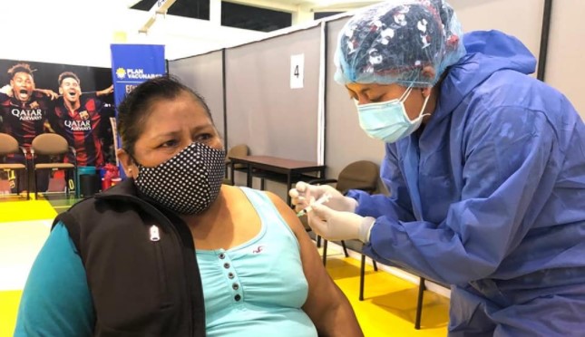En la Universidad Politécnica Estatal del Carchi funciona un punto de vacunación de la provincia fronteriza con Colombia. Foto: Coordinación Zonal de Salud