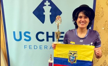 La ajedrecista ecuatoriana, Carla Heredia, compartió la alegría de su nuevo triunfo y mostró el trofeo que alcanzó en el US Women Open. Foto: Twitter Carla Heredia