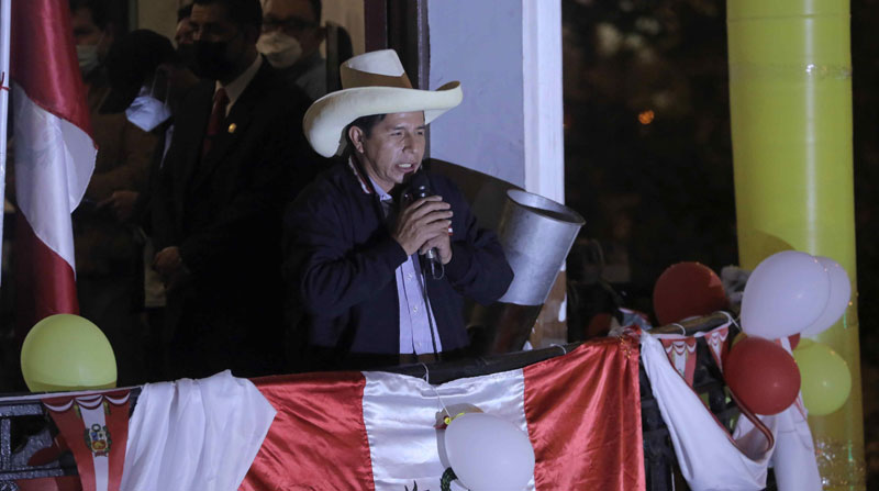 El candidato presidencial, Pedro Castillo, habló la noche del 7 de junio del 2021 a sus seguidores en Lima. Foto: EFE
