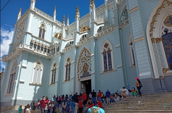 La Basílica de El Cisne, en Loja, registra más afluencia de devotos los files de semana. Foto: Cortesía Jorge Mejía