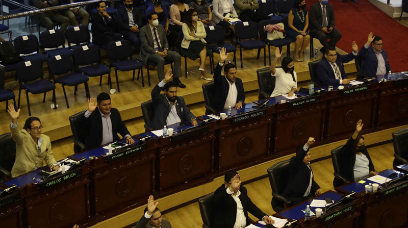 Los legisladores, de mayoría oficialista, aprobaron el uso del bitcoin como moneda de intercambio en El Salvador. Foto: EFE