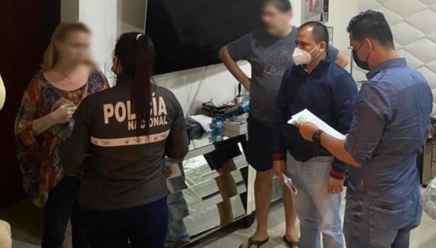 Las personas fueron detenidas durante los allanamientos que hizo la Fiscalía en Guayaquil, Durán y Samborondón. Foto: Twitter Fiscalía