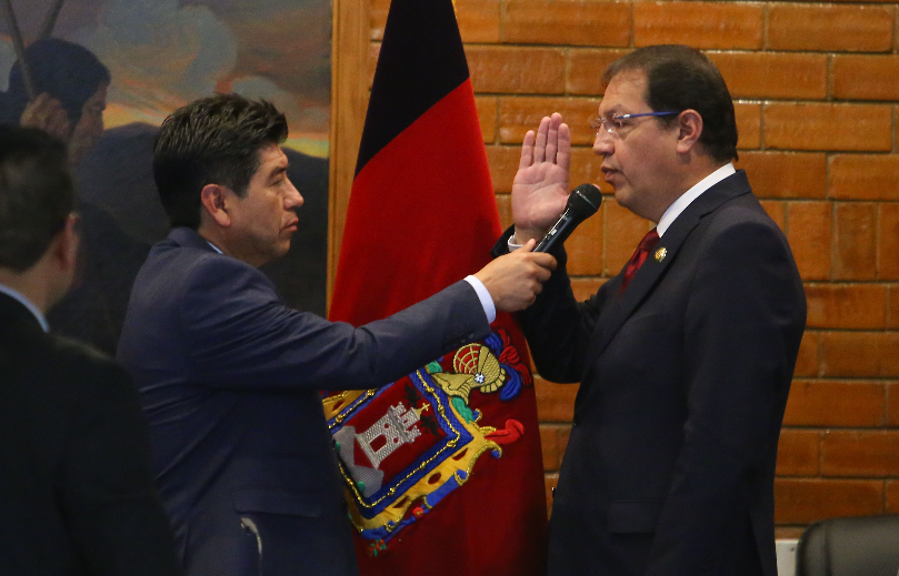 El 16 de mayo del 2019, en la primera sesión del Concejo Metropolitano, Jorge Yunda posesionó a Santiago Guarderas como vicealcalde de Quito. Foto: EL COMERCIO