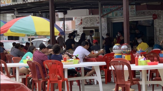 Las personas llegaron con sus familias a los restaurantes de Guayaquil, luego de que el Municipio relajara las restricciones. Foto: Fernando Medina/ EL COMERCIO