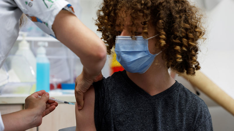Los padres llevan a sus hijos a vacunarse contra el covid-19, después de registrar brotes de coronavirus en escuelas de Israel. Foto: Reuters