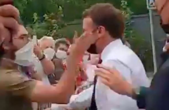 Emmanuel Macron, presidente de Francia, recibe una bofetada por una persona. Foto: Captura de pantalla