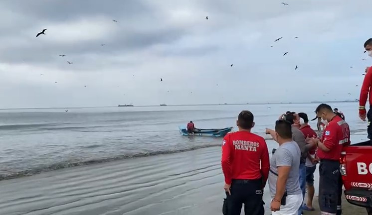 Los rescatistas y pescadores hallaron el cadáver del joven que se ahogó en la playa de Manta. Foto: El Diario (Manabí)