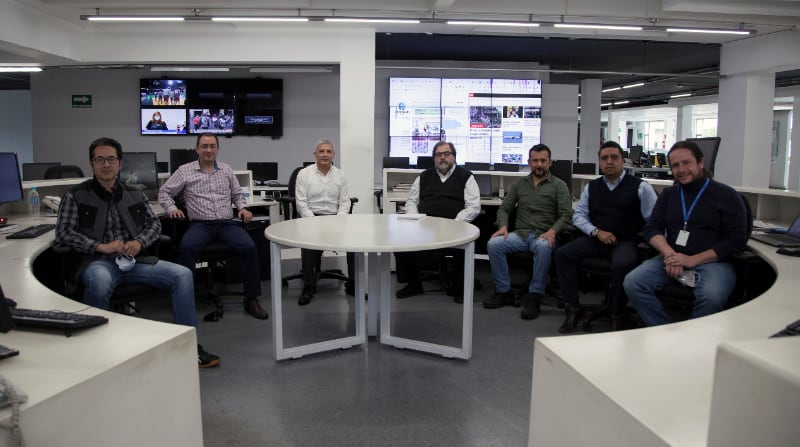 Marco Arauz (tercero desde la izquierda) junto a los editores que acudieron a laborar presencialmente el 29 de junio del 2021, en la sala de redacción de EL COMERCIO. Foto: Javier Flores / EL COMERCIO