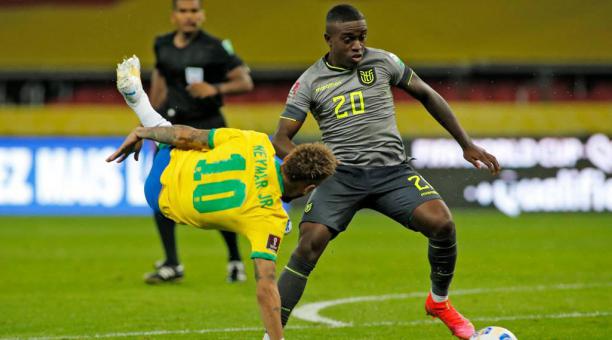 Sebastián Méndez se lleva el balón ante la marca de Neymar, en el juego entre Brasil y Ecuador, en Porto Alegre. Foto: Twitter de La Tri