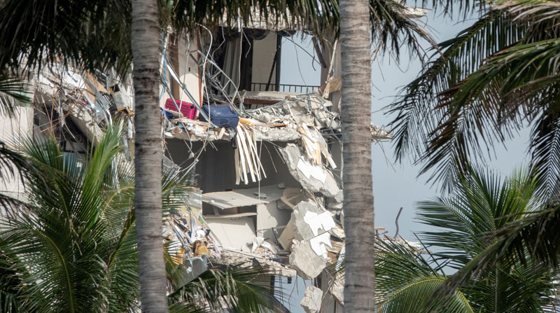 Los rescatistas continuaban con la búsqueda de las víctimas del derrumbe de un edificio de Miami. Foto: EFE