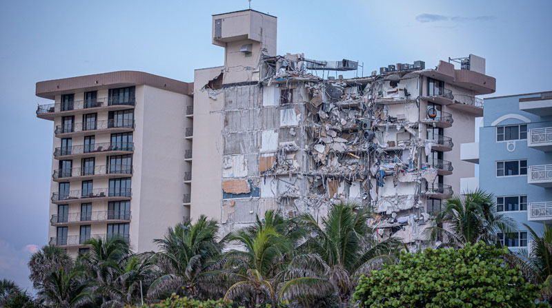 Una de las torres del edificio de 12 pisos se derrumbó en Miami, la madrugada del 24 de junio del 2021. Foto: EFE
