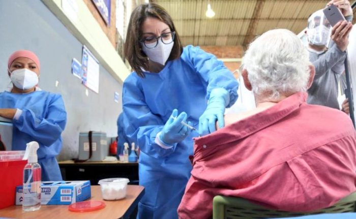 La ministra de Salud, Ximena Garzón, también ha aplicado las vacunas contra el covid-19 a las personas en los distintos centros. Un nuevo cargamento de dosis de AstraZeneca llegarán al Ecuador el 6 de junio del 2021. Foto: Twitter Ministerio de Salud