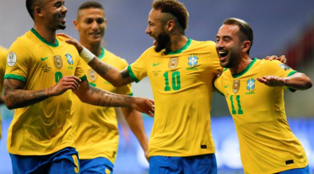 El jugador Neymar Jr (c) de Brasil se unirá en Colombia con sus compañeros, para la triple fecha de eliminatorias al Mundial. Foto: archivo / EFE
