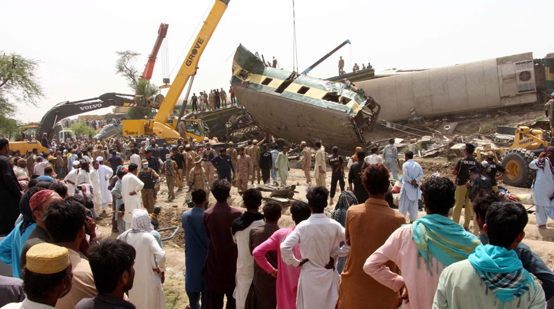 40 personas perdieron la vida en un accidente de trenes, la madrugada del 7 de junio del 2021 en Pakistán. Foto: EFE