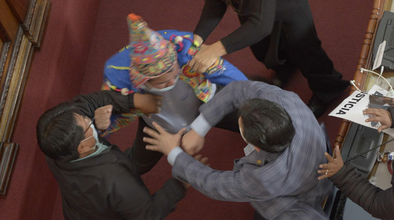Los parlamentarios se agarraron a golpes en plena sesión del Legislativo de Bolivia. Foto: EFE