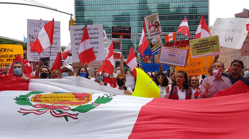 Las comunidades de peruanos en el exterior se han trasladado a las calles para exigir respeto al proceso electoral en su país, como un grupo de residentes en EE.UU. Foto: EFE
