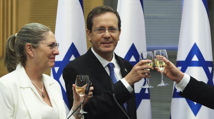 Isaac Herzog celebra luego de ser designado por el Parlamento como el nuevo presidente de Israel. Foto: EFE