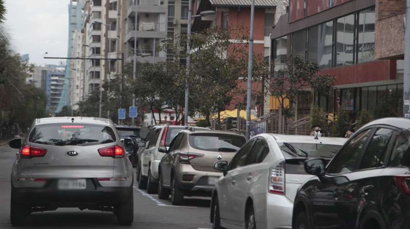 La medida que regula el paso vehicular de automotores particulares Hoy no circula regirá hasta el 30 de junio del 2021. Foto: Galo Paguay/ EL COMERCIO