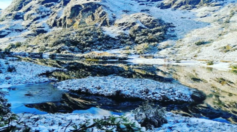 Las imágenes captadas y subidas a las redes sociales muestran a las laderas y los picos de las montañas totalmente blancos por el hielo. Foto: Red Informativa