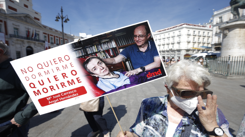Activistas de la plataforma Derecho A Morir Dignamente participan en la concentración para celebrar la entrada en vigor de la ley de eutanasia este viernes 25 de junio de 2021 en la Puerta del Sol de Madrid. Foto: EFE