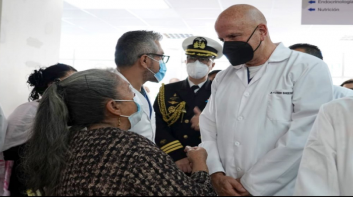 El vicepresidente Alfredo Borrero escuchó atento las quejas de pacientes y sus familiares. No han recibido medicinas. Foto: Cortesía Vicepresidencia.