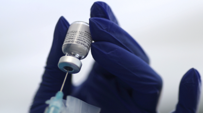 Según científicos suizos, las vacunas de Moderna y Pfizer-BioNTech crean una respuesta en forma de anticuerpos entre dos y cuatro veces mayor que aquella que presentan quienes han superado la enfermedad. Foto: Reuters
