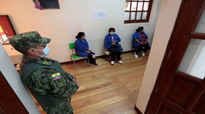 Vacunación contra el covid-19 en Quito en el Instituto Nacional Mejía. Foto: Patricio Terán / EL COMERCIO