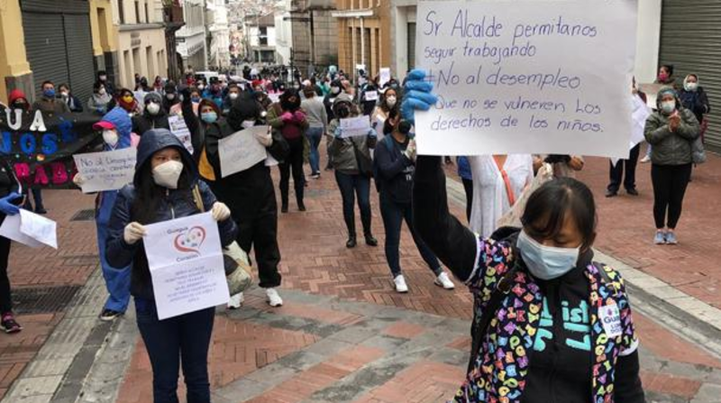 A mediados de mayo del 2020, trabajadoras de los Guagua Centros protestaron para que se reabran esos sitios de cuidado infantil. Foto: Archivo / EL COMERCIO