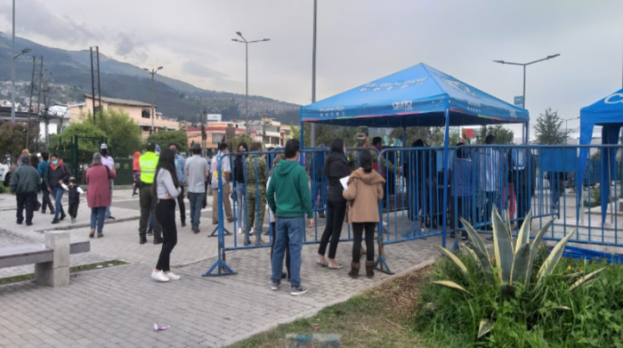 Filas cortas de ciudadanos para la inmunización en el Parque Bicentenario, en el norte de Quito. Valeria Heredia / El Comercio