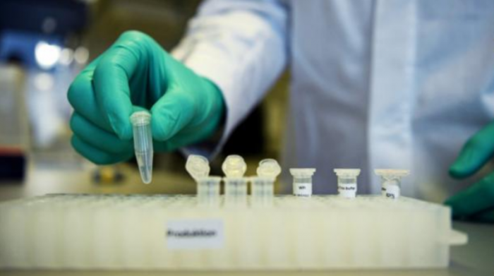 Un empleado de la compañía biofarmacéutica alemana CureVac, demuestra el flujo de trabajo de investigación de una vacuna para el covid-19 en un laboratorio en Tuebingen, Alemania, el 12 de marzo de 2020. Foto: EFE