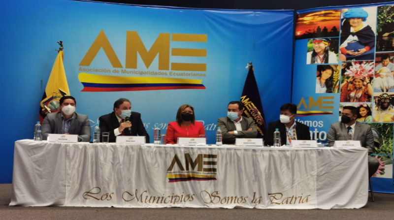 Las mesas técnicas tienen como objetivo cruzar información que permita llegar a acuerdos entre el Gobierno y AME para definir las formas y fechas de pago. Foto: Twitter de @AMEcuador