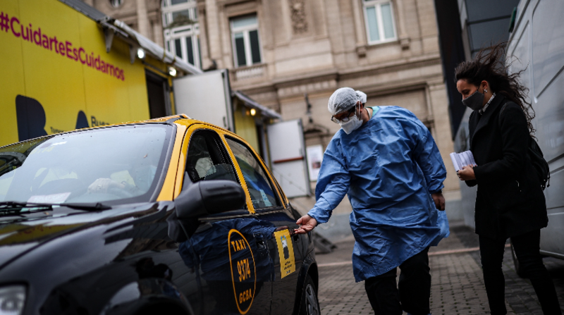 Una mujer fue registrada antes de subirse a un taxi utilizado para el traslado de pacientes con covid-19, en Buenos Aires (Argentina). Foto: EFE