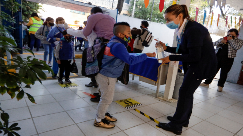 Un niño recibe desinfectante de manos mientras llega a la escuela primaria Ignacio Zaragoza, luego de que las autoridades de Ciudad de México reanudaron las clases presenciales. Foto: Reuters