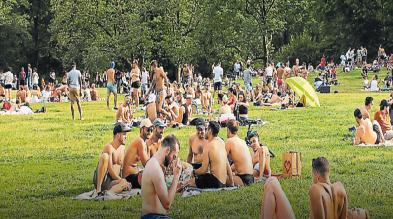Los neoyorquinos se pasean y socializan sin mascarillas en Central Park (en el centro de la isla de Manhattan). Un 70% de la población ya ha sido inoculada contra el covid-19. Foto: Reuters / Caitlin Ochs