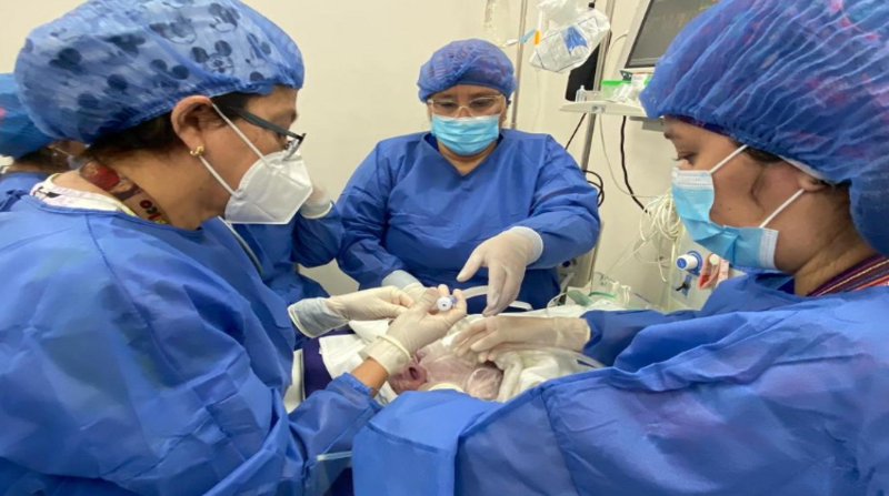 Personal de neonatología atendiendo a uno de los quíntuples. Foto. Cortesía de la Junta de Beneficencia
