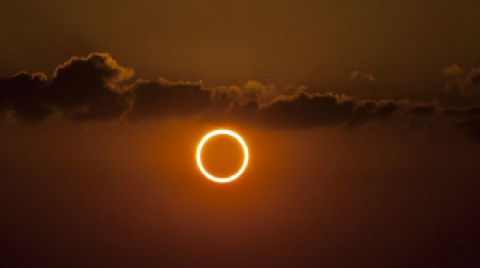 Imagen referencial. Un eclipse solar se produce cuando la Luna se sitúa entre el Sol y la Tierra, lo que bloquea la luz solar y proyecta la sombra lunar sobre la superficie terrestre. Foto: Getty Images