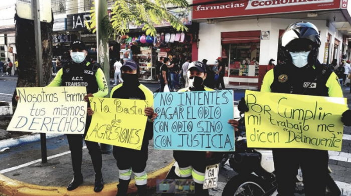 Durante el fin de semana, los agentes civiles que laboran en Otavalo e Ibarra llevaban carteles, con mensajes pidiendo a la ciudadanía que no les agredan y que les permitan trabajar. Foto: Cortesía Agentes Civiles de Tránsito de la Mancomunidad del Norte