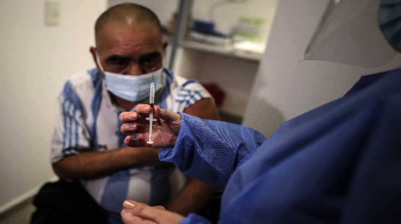 Una persona recibe una dosis de la vacuna contra el covid-19 en Buenos Aires (Argentina). La campaña de vacunación avanza en Argentina a un ritmo creciente gracias a la llegada de varios millones de dosis en las últimas semanas. Foto: EFE