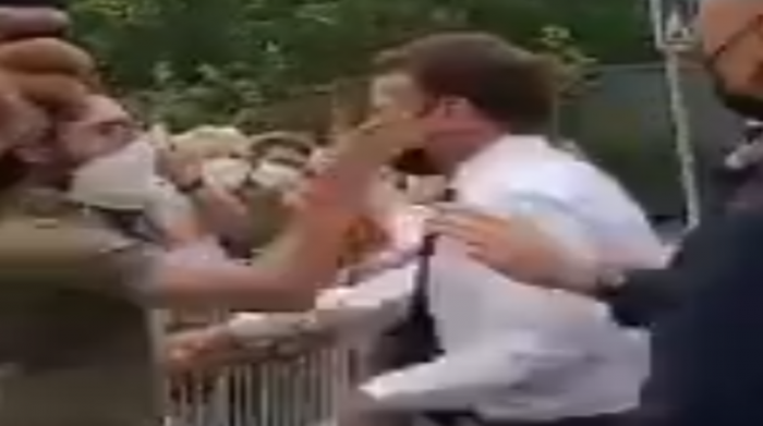 Emmanuel Macron, presidente de Francia, recibe una bofetada por una persona. Foto: Captura de pantalla