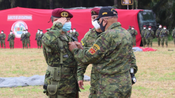 El ministro de Defensa, Fernando Donoso, estuvo presente en el acto y otorgó las insignias al nuevo jefe militar. Twitter de @FFAAECUADOR