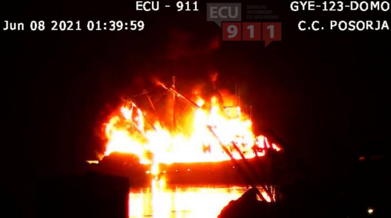 La Policía recibió la alerta del incendio de las dos embarcaciones, que estaban situadas a unos 600 metros, frente al malecón de Posorja. Foto: Cuenta de Twitter de @ECU911_