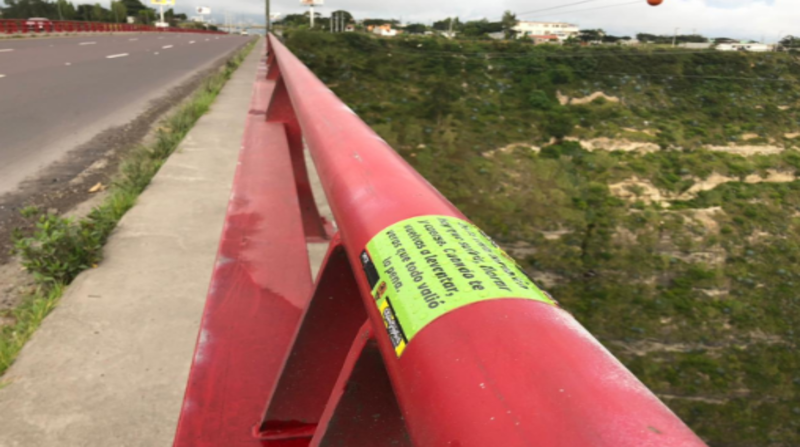 Un grupo de jóvenes deportistas se unieron para promover una campaña en la que pegan adhesivos, sobre las barandas de los puentes, con mensajes positivos, en los que se incita a la gente que no se quite la vida. Foto: Galo Paguay / EL COMERCIO