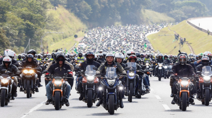 El presidente de Brasil, Jair Bolsonaro, encabezó una multitudinaria caravana de motociclistas convocada por sus partidarios y grupos evangélicos en Sao Paulo (Brasil). Sin usar mascarilla, el mandatario lideró el desfile. Foto: EFE
