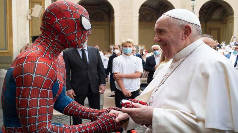 El Sumo Pontífice regaló un rosario a 'Spiderman' y el superhéroe le obsequió su máscara. Foto: Captura de pantalla / Redes Sociales