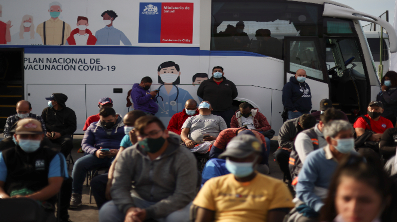 Personas esperan en un centro de vacunación móvil para recibir una dosis de la vacuna Sinovac contra el covid-19 en Santiago, Chile. Foto: Reuters