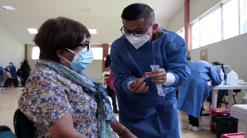 Daniel Mero enfermero que realiza la vacunación contra el covid-19 en al sede social de la NN.UU del IESS. Foto: Galo Paguay / El Comercio / Ecuador