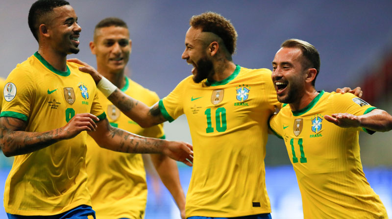 El jugador Neymar Jr (c) de Brasil celebra con sus compañeros Gabriel Jesús (i) y Everton Riveiro tras anotar contra Venezuela. Foto: EFE